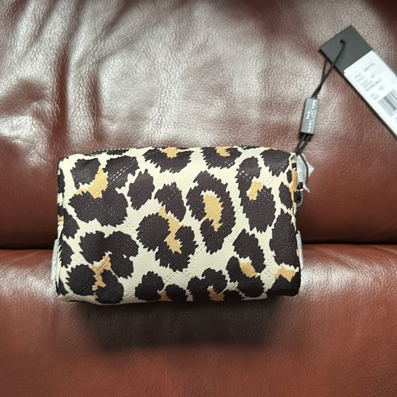 🔥🔥🔥NEW Marc Jacobs Leopard Print Cosmetic Pouch Makeup Bag Wallet - Picture 5 of 7